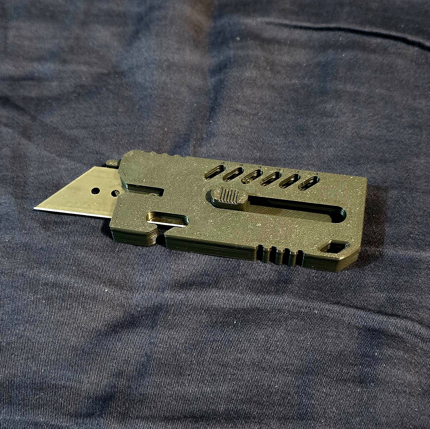 🖤 ShadowBlade – Compact Utility Cutter