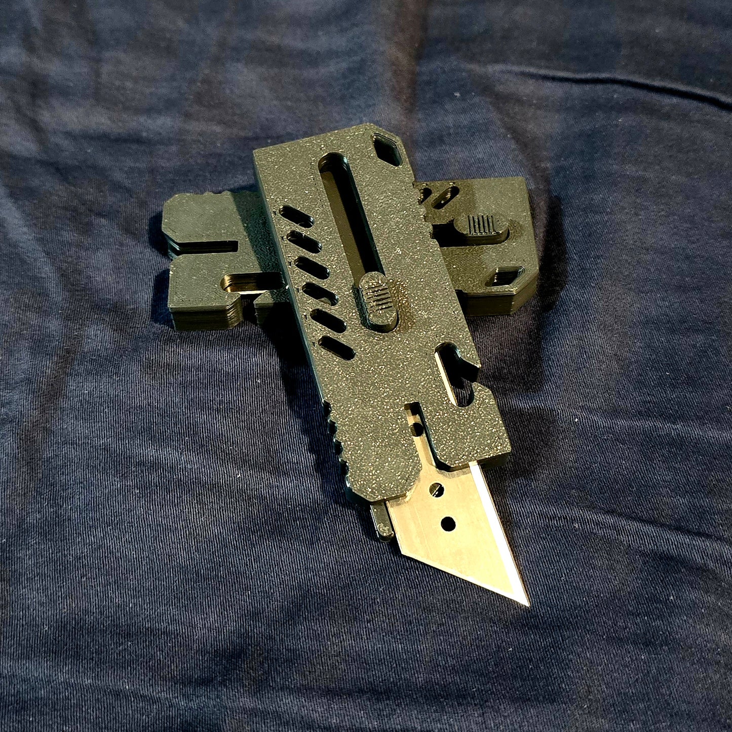 🖤 ShadowBlade – Compact Utility Cutter